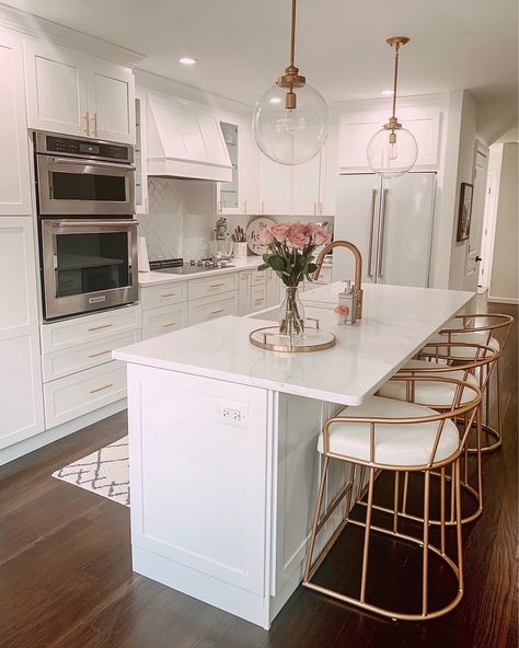 Cocina Shabby Chic, Girly Apartment Decor, Dream Kitchens Design, White Kitchen Design, Kitchen Inspiration Design, White Cabinets, Kitchen Style, Clean Kitchen, Home Decor Kitchen