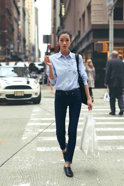 Light blue button-down with cropped trousers - simple & elegant Casual Chique Stijl, Light Blue Dress Shirt, Tomboy Chic, Business Shirt, Nyc Street Style, Slippers Black, Black Slippers, Light Blue Dresses, Blue Shirt Dress