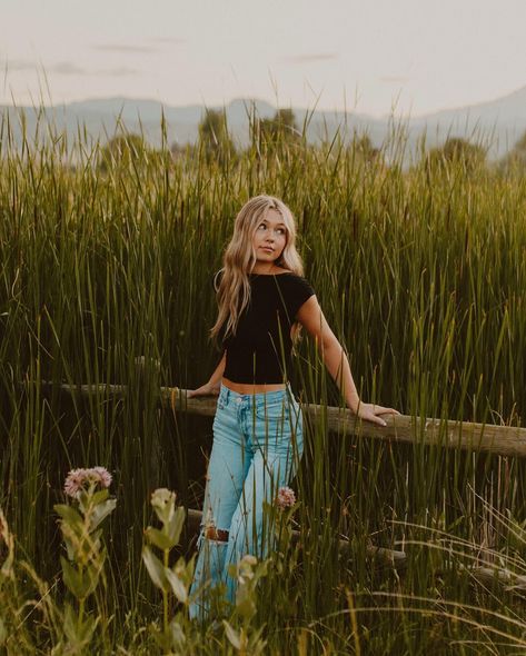 Senior photos for the beautiful @jaedyn_symons 🌞🫐🥝 pt.1 Senior Picture Ideas On A Bridge, Mom And Daughter Senior Photo Ideas, Steer Senior Pictures, Outdoor Senior Picture Ideas Fall, Photoshoot Poses Senior Pics, Senior Picture With Mirror, Fall Flower Top Photoshoot, Fall Pictures Senior Pics, Senior Picture Ideas Female