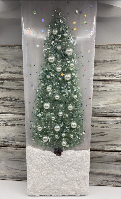 Tiny Ornaments, Glass Crafts Diy, Mantle Art, Christmas Tree Wall Hanging, Broken Glass Crafts, Tree Wall Hanging, Sea Glass Art Projects, Christmas Tree Pictures, Christmas Tree Wall