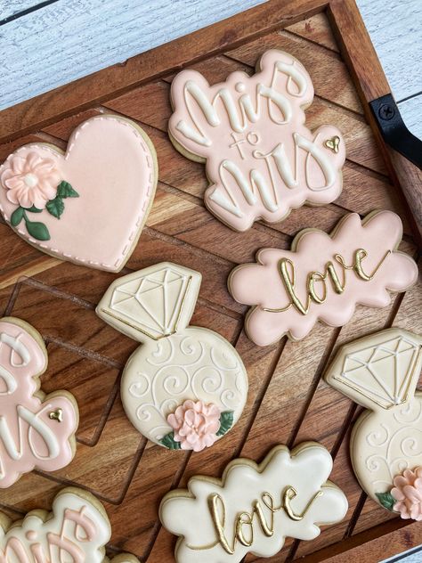 Royal Icing Engagement Cookies, Engagement Cookies Ideas, Engagement Cookies Decorated, Engagement Desserts, Wedding Ring Cookies, Engagement Sugar Cookies, Engagement Ring Cookies, Engagement Party Cookies, Ring Cookies