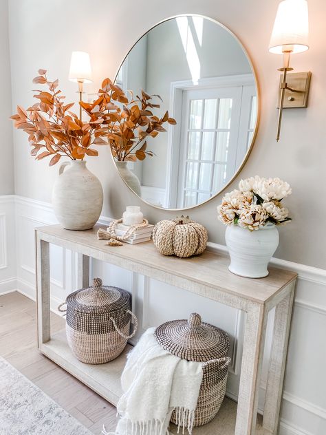 Entry Table Decor Fall, Decorative Table Ideas, First Home Ideas Decor, Thanksgiving Entryway Decor, Fall Decor Entryway Table, Small Apartment Entrance, Fall Foyer Decor, Fall Entryway Table Decor, Styling Entryway