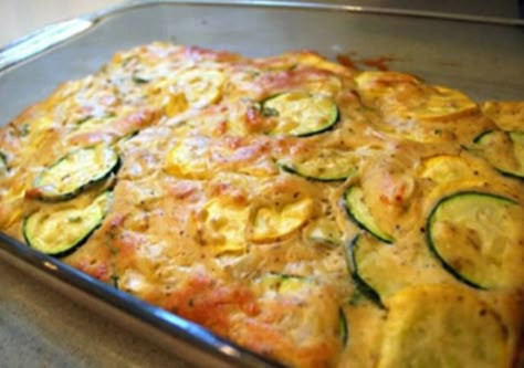 Gratin léger de courgettes au curry WW, recette d'un savoureux gratin léger à base de courgettes, facile à réaliser pour un accompagnement. Zucchini Gratin, Zucchini Pie, Zucchini Casserole, Cheesy Zucchini, Incredible Recipes, Idee Pasto Sano, Easy Cooking Recipes, Batch Cooking, Kefir