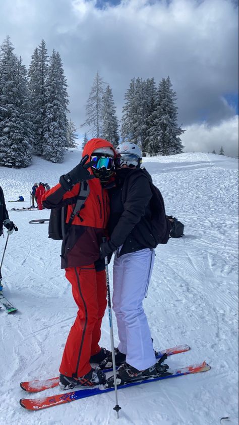 Skiing School Trip, Red Ski Outfit, School Ski Trip, Austria Snow, Winter List, Winter Ice Skating, Outfit Ski, Ski Apres, Ski Trip Outfit