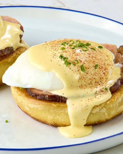 angled shot of eggs Benedict on a white plate with blue trim, topped with hollandaise sauce and chives Best Eggs Benedict, Blender Hollandaise Sauce, Hollandaise Recipe, Blender Hollandaise, Easy Hollandaise, Easy Eggs Benedict, Benedict Recipe, Eggs Benedict Recipe, Egg Benedict