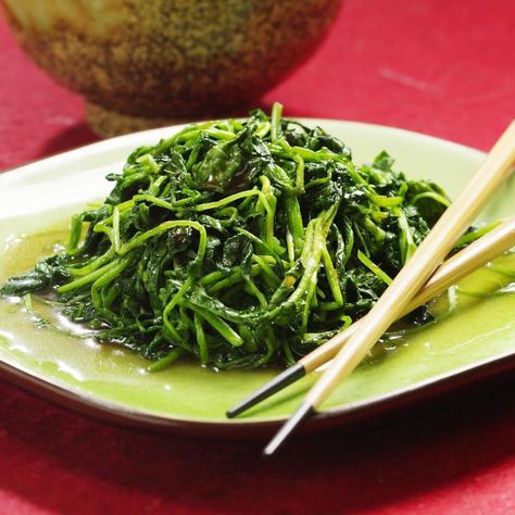 In this healthy Asian vegetable stir-fry recipe, watercress is cooked then tossed with traditional Chinese oyster sauce. Use a salad spinner so the watercress is dry to the touch, or the stir-fry will become too wet. If the watercress is young and tender, stir-fry the whole stems. If the stem ends are woody and tough, discard them. Watercress Recipes, Healthy Chinese Recipes, Vegetable Stir Fry Recipe, Vegetarian Oyster Sauce, Healthy Chinese, Healthy Asian, Chinese Vegetables, Asian Vegetables, Takeout Food