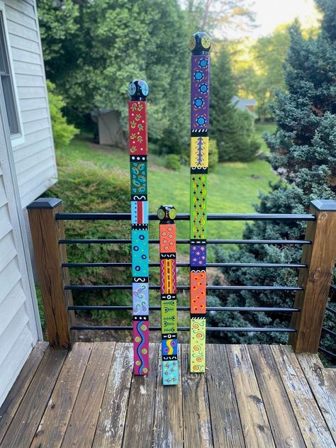 Peace Poles, Gardening Crafts, Yard Art Crafts, Garden Totem, Unique Garden Art, Art Pole, Painted Post, Garden Totems, Garden Poles