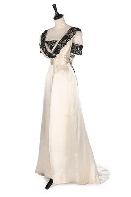 Edwardian Gowns, Short Sleeve Prom Dresses, Edwardian Dresses, Fashion 1910, Antique Dresses, 1910s Fashion, Strapless Prom Dresses, Satin Evening Dresses, Edwardian Dress