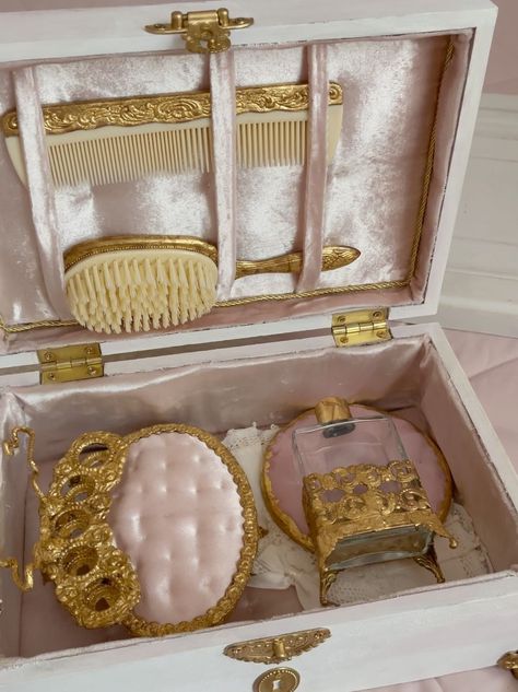 Vintage Vanity Set, Vintage Vanity Decor, Vintage Vanity Aesthetic, Vanity Aesthetic, Vanity Set Up, Antique Vanity Set, Antique Aesthetic, Antique Vanity, Vanity Decor