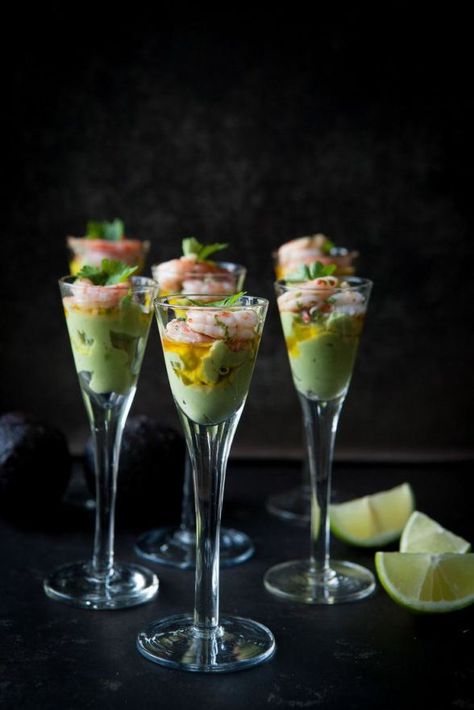 Garlic Prawns, Decorações Com Comidas, Avocado Cream, Made By Mary, Food Presentation, Food Plating, Wedding Food, Beautiful Food, Types Of Food