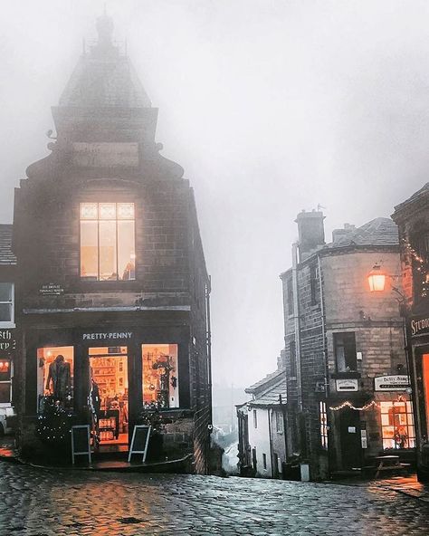 We LOVE England🇬🇧🏴󠁧󠁢󠁥󠁮󠁧󠁿 on Instagram: “Beautiful photo of Haworth, West Yorkshire✨ Haworth is known for its association with the Brontë family who moved there in 1820 Do you…” Weather Like Today, Yorkshire Uk, English Village, Its A Mans World, Foggy Morning, Destination Voyage, West Yorkshire, Mans World, Instagram Foto