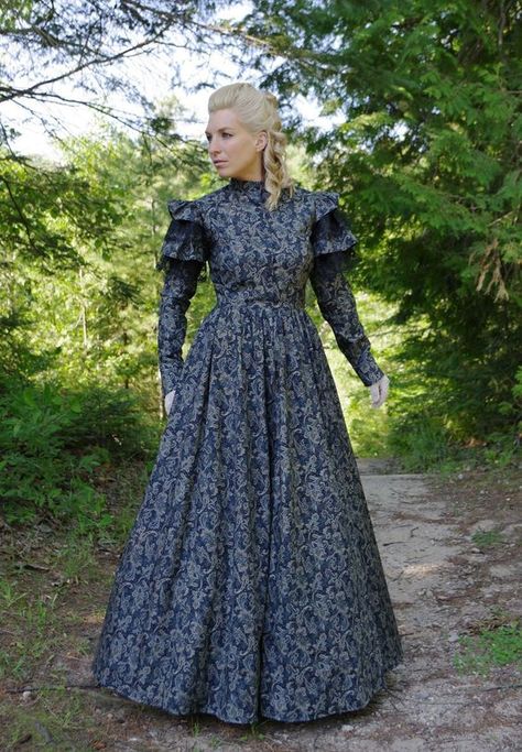 Very original it looks good only up to size L Old Style Dresses, 1840 Dress, 1830s Dress, Victorian Fashion Dresses, Bathing Costumes, The Victorian Era, Country Dresses, Fitted Sleeves, Paneled Skirt