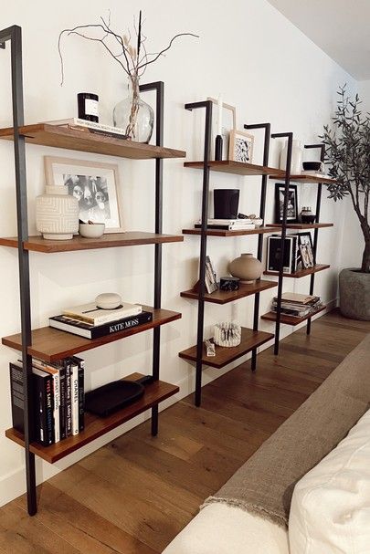 Shelving Unit Behind Sofa, Minimalist Shelves Living Room, Tall Wall Shelves, Metal Shelves Living Room, Long Bookshelf, Lanai Ideas, Centre Table Living Room, Masculine Living Rooms, Sivan Ayla