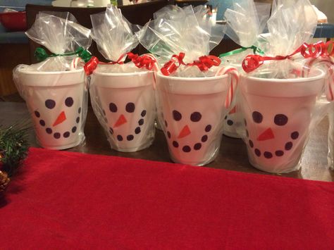 Cute classmate gift idea using styrofoam cups and sharpie markers. Found originally here on Pinterest. Inside I added Christmas candy, a little wind up toy, and a handmade salt dough ornament. So easy and inexpensive! Christmas Gifts From Teacher To Students, Grinch Popcorn, Classmate Gifts, Classroom Volunteer, Classroom Snacks, Diy Christmas Gifts For Kids, Snowman Treats, School Christmas Party, Snowman Soup