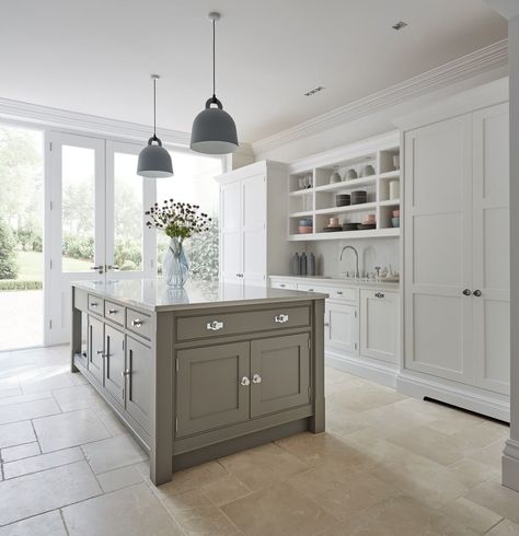 Tom Howley Kitchens auf Instagram: „We design our showrooms so you can truly experience what it’s like to own your own bespoke Tom Howley kitchen. Our designers are on hand to…“ Large Shaker Kitchen, In Frame Shaker Kitchen, Long Kitchen With Island, Kitchen Ideas Big, Shaker Kitchen With Island, In Frame Kitchen, Contemporary Shaker Kitchen, Modern Shaker Kitchen, Grey Shaker Kitchen