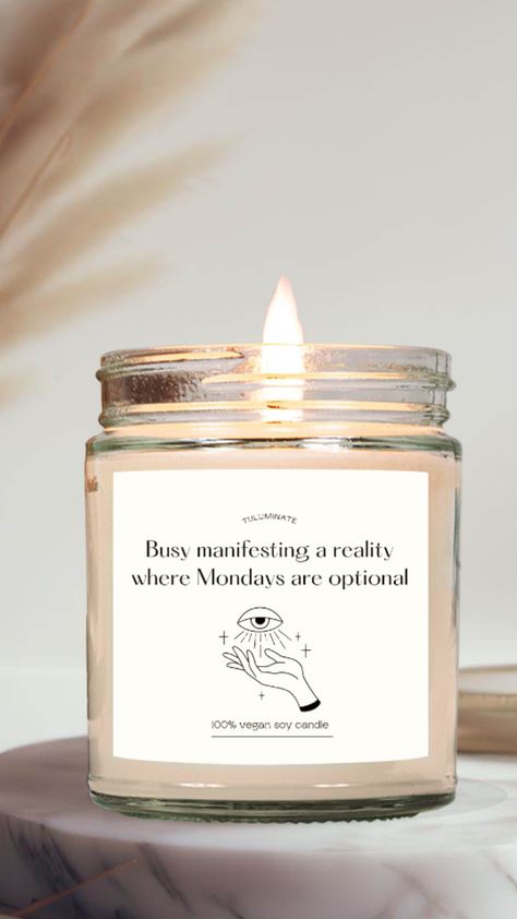 A candle in a jar. The label reads: Busy manifesting a reality where Mondays are optional. Alt Names, Monday Jokes, Manifestation Candles, Funny Office Gifts, Office Party Gifts, Work Bestie, Hate Mondays, Funny Candle, Joke Funny