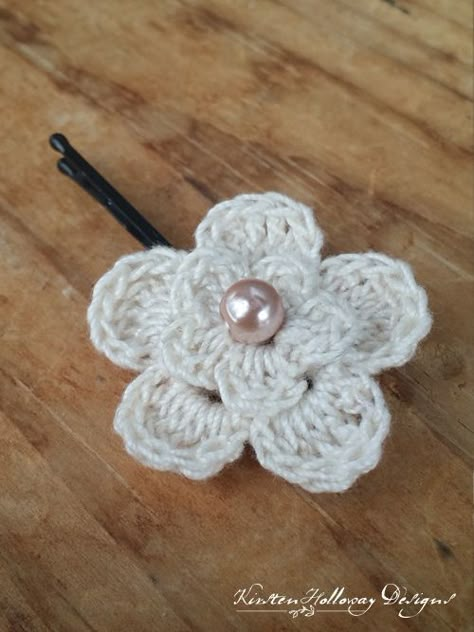 Using this free pattern, you can make heaps of these dainty flowers from crochet thread, and pin them all over your hair! Barbie Products, Lace Tatting, Doilies Crochet, Crochet Puff Flower, Crochet Hair Clips, Crocheted Flower, Crochet Flowers Free Pattern, Crochet Coaster, Sunbonnet Sue