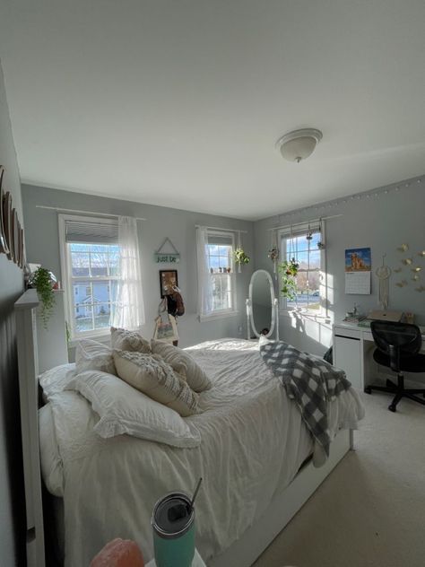 Cape Cod Room Ideas Bedrooms, Bedroom Ideas Big Window, Bed In The Middle Of The Room, Bedroom Ideas With Windows Behind Bed, Light Grey Walls Bedroom, Big Room Ideas Aesthetic, Rectangle Bedroom Layout Ideas, Bed Between Two Windows, Bedroom In Basement