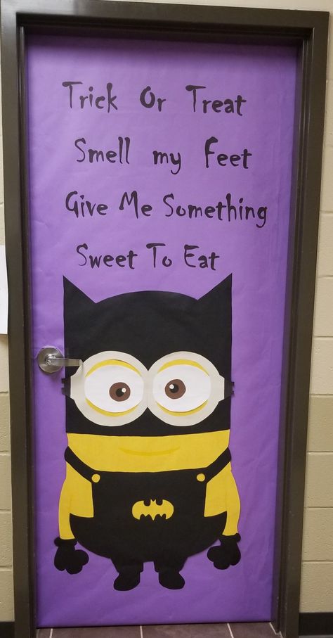 Funny Halloween Door Decorations, Batman Door Decorations, Minion Door Decorations Halloween, Minion Halloween Door Decoration, Minion Halloween Decorations, Minions Halloween Decorations, Halloween Minion, Halloween Minions Decorations, Minion Door Decorations