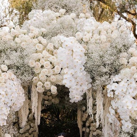 Dreamy Wedding Reception, Luxury Wedding Ceremony, Cocktail Hour Decor, Ski Party, Black And White Wedding Theme, White Wedding Decorations, White Flower Arrangements, Wedding Stage Design, Dream Wedding Decorations