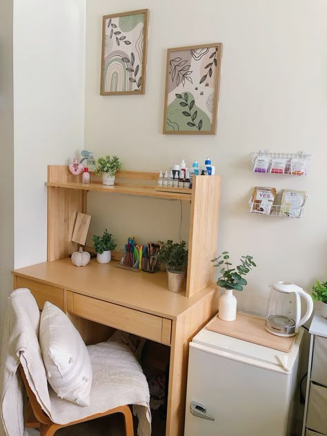 dorm, college, desk, fridge, cozy, clean, wall art, organization, storage, cute Dorm Desk Organization Aesthetic, Bohemian Dorm Room Decor, Cute Dorm Rugs, Dorm Inspiration Boho, Dorm Room Desk Organization, Uni Dorm Room Decor, Desk Ideas Dorm, Dorm Room Asthetics, Dorm Desks