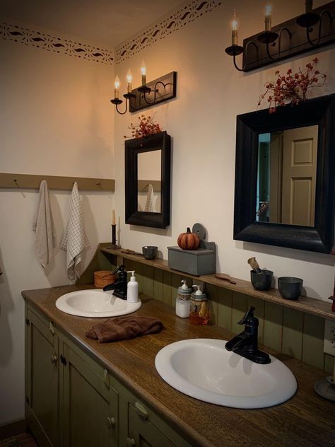 Primitive Bathroom Ideas, Colonial Bathroom, Primitive Bathroom Decor, American Bathroom, Primitive Bathroom, Country Bathrooms, Colonial Home Decor, Country Baths, Primitive Bedroom