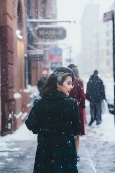 Winter Portraits Photography, Winter Snow Photography, Winter Senior Pictures, Street Photography Urban, Pose Portrait, Rainy City, Winter Portraits, Holiday Photoshoot, Winter City