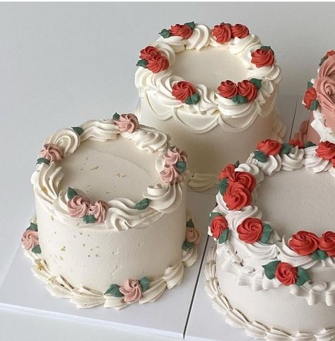 Simple Cake Aesthetic, Vintage Cake Simple, Valentines Day Cake Aesthetic, Valentine Cake Designs Simple, Cakes Aesthetic Vintage, Simple Vintage Cake, Vintage Cake Aesthetic, Bolo Vintage, Vintage Birthday Cakes