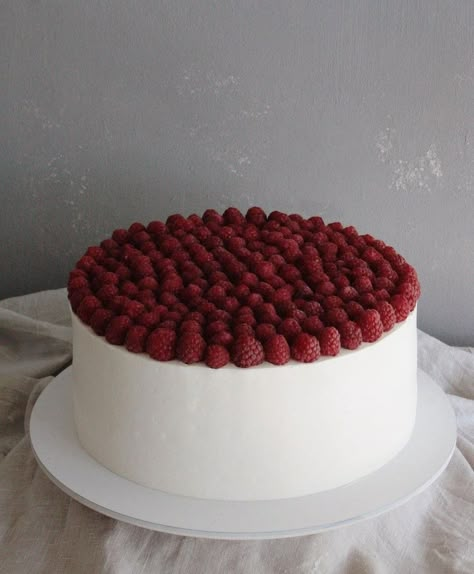 Cute 24th Birthday Cake, Berry Cake Decoration, Raspberry Cake Decoration, Wedding Cake 2024, White Cake Wedding, Wedding Cake 2023, Raspberries Cake, Strawberry Wedding Cakes, Cake Bday