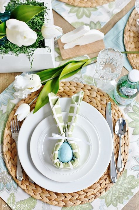 12 Beautiful Easter Tablescape Ideas! Easter Brunch Table Setting, Bunny Napkin Fold, Easter Brunch Table, Diy Osterschmuck, Easter Table Centerpieces, Easter Table Runners, Bunny Napkins, Brunch Table, Easter Table Settings