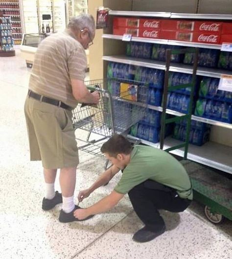 Publix Employee Ties Elderly Man's Shoes Acts Of Kindness Pictures, Kindness Pictures, Raw Emotion, Small Acts Of Kindness, Faith In Humanity Restored, Humanity Restored, Acts Of Kindness, We Are The World, Good Deeds