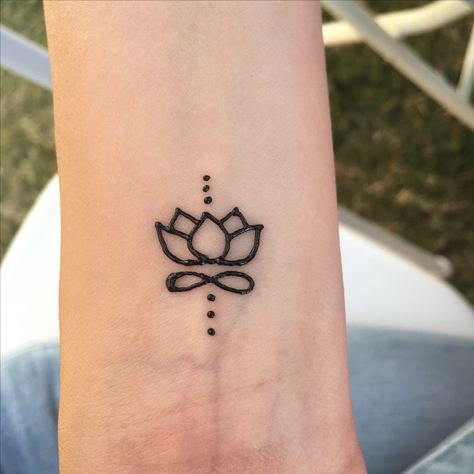 Small lotus henna tattoo Hanna Tattoo, Lotus Henna, Small Henna Tattoos, Small Henna Designs, Henne Tattoo, Wrist Henna, Tattoo Lotus, Cute Henna Tattoos, Simple Henna Designs