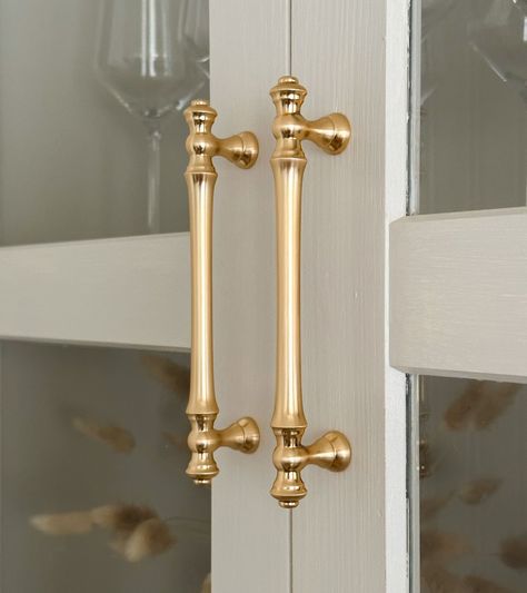 28 Best Cabinet Knobs and Handles on Amazon That Will Immediately Elevate Your Cabinets - Home By Alley Elegant Cabinet Hardware, Luxury Cabinet Hardware, Antique Kitchen Cabinet Pulls, Kitchen Cabinet Door Handles And Knobs, Kitchen Cabinet Hardware Gold, Traditional Kitchen Cabinet Hardware, Kitchen Nobs Ideas, Antique Kitchen Cabinet Hardware, Brass Kitchen Cabinet Pulls