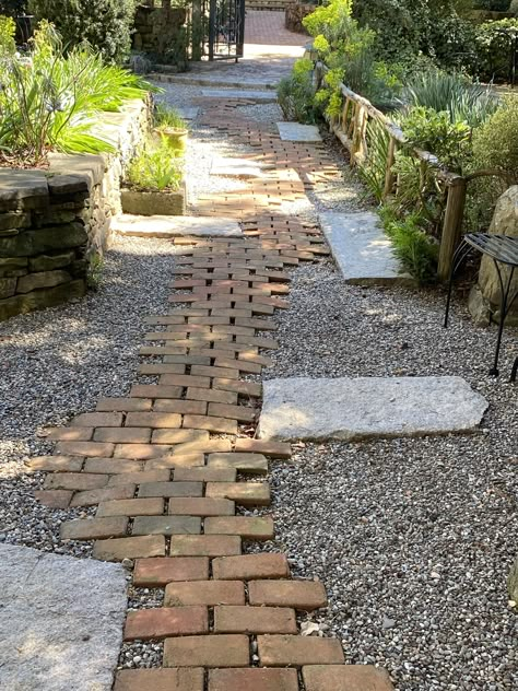 Courtyard Paving, Brick Garden Path, Side Garden Ideas, Brick Paths, Landscaping Stones, Apopa, African Garden, Garden Inspiration Ideas, Side Gardens