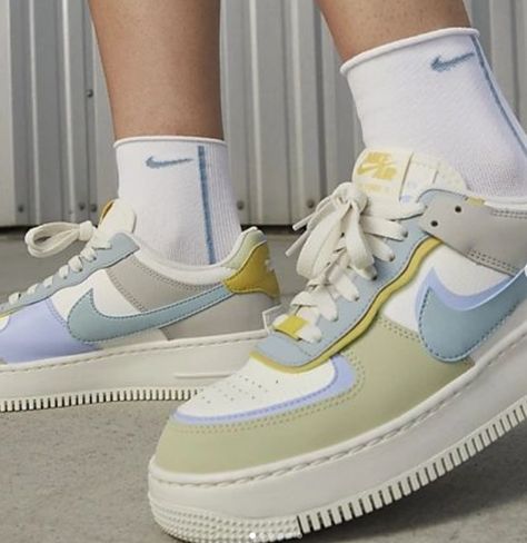 The reinterpretation so much appreciated by the classic marks his return under a new colors soft and pastel. There Nike Air Force 1 Shadow Ocean Cube is adorned with a mixed upper made in a mixture of smooth and textured leather with dubbed elements such as the Swoosh, the logo AIR and Heel-Tab. The structure has a shade beige enhanced by elements blue And green on the mudguard and details turquoise On eyelets and panels. Turquoise Air Force 1, Nike Air Force 1 Pastel Colors, Nike Air Force 1 Pastel Purple, Nike Air Force 1 Light Blue For Streetwear, Nike Air Force Shadow Pastel, Nike Air Force 1 Shadow, Air Force 1 Shadow, Nike Air Force 1, Air Force 1