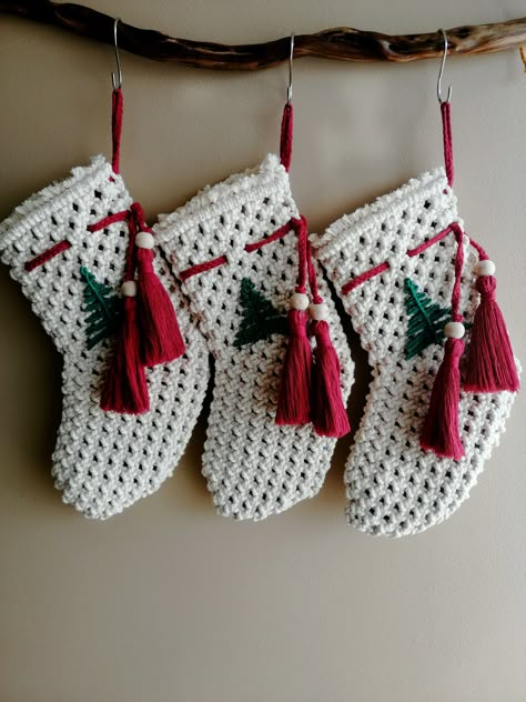 Macrame Stocking Diy, Macrame Christmas Decorations Diy, Macrame Christmas Stocking, Macrame Stocking, Christmas Macrame Ideas, Christmas Macrame, Boho Christmas Tree, Christmas Crochet Patterns Free, Bohemian Christmas