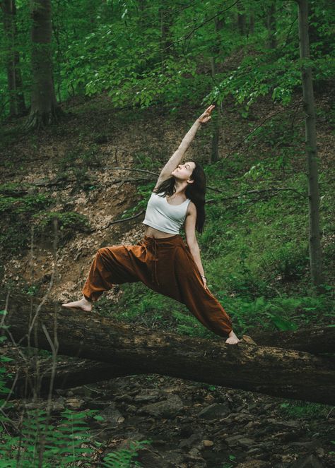 Yoga In The Woods, Beach Yoga Poses, Forest Yoga, Yoga Poses In Nature, Yoga Pose In Nature, Yoga Photoshoot Ideas, Yoga In Nature Photography, Yoga In The Forest, Yoga Photos In Nature