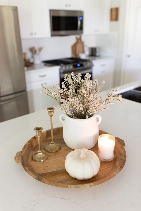 Cozy Minimal Fall Decor, Fall Decor Scandinavian, Neutral Kitchen Table Decor, Fall Esthetic Decor, Clean Fall Decor, Autumn Apartment Decor, Modern Fall Decor Ideas For The Home, Kitchen Island Decor Fall, Simple Neutral Fall Decor