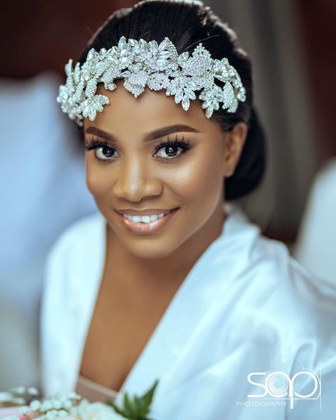 I DO GHANA on Instagram: “Femi & Renaee 2018 #fenae2018 . . Photo by : @sap__photography . . Decor: @house_of_silny_events Vintage rolls royce:…” Bridal Hair Accessories With Veil, Hair Accessories Updo, Wedding Accessories For Bride, African Wedding Attire, African American Weddings, Bride Magazine, Black Bride, Bridal Makeup Looks, Bride Hair Accessories