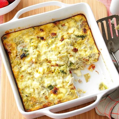 Greek Breakfast Casserole, Feta Breakfast, Greek Breakfast, Menu Sarapan Sehat, Hashbrown Casserole, 8x8 Pan, Cheesy Casserole, How To Cook Sausage, Breakfast Recipes Casserole