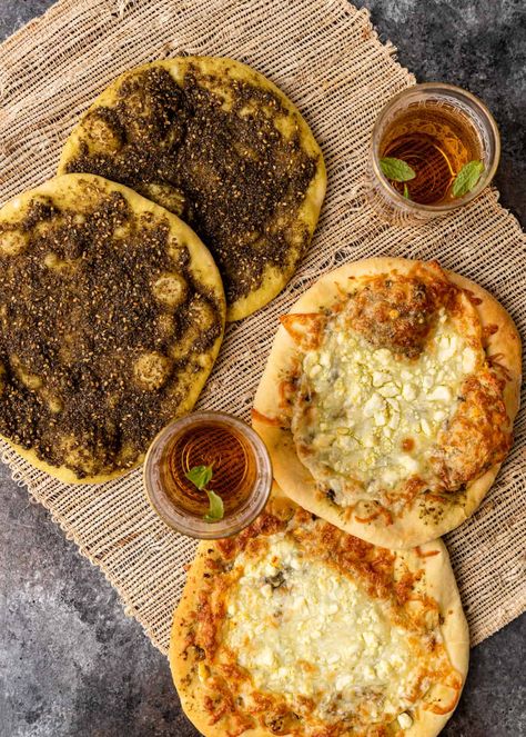 Manakish Recipe, Lebanese Flat Bread, Zaatar Bread, Manakeesh Recipe, Zatar Recipes, Arabisk Mad, Lebanese Breakfast, Zaatar Recipe, Za Atar