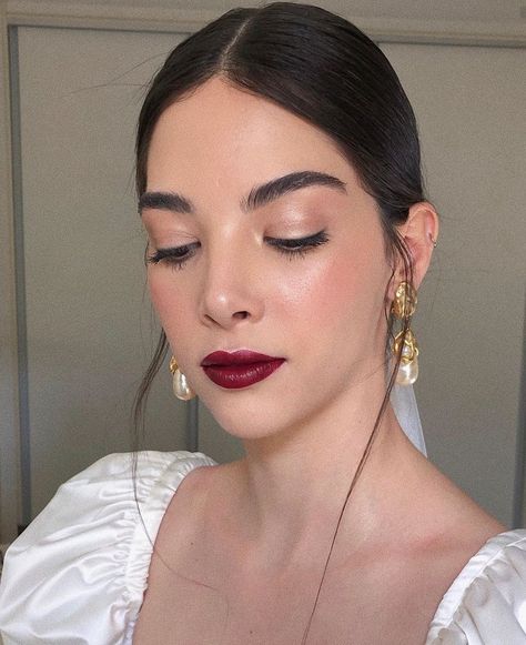 Beauty Trend 2023: The Red Wine Makeup For Your Dinner Date – Ferbena.com Identify Crisis, Red Wine Makeup, Wine Makeup, Makeup Bibir, Curated Wardrobe, Maquillage On Fleek, Trend 2023, Bridal Makeup Looks, Fall Makeup