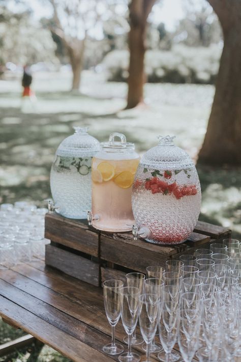 Wedding Water Station, Wedding Drink Table, Blue Bridal Shower Themes, Baby Shower Drink Station, Beverage Station Party, Drink Dispenser Stand, Drink Stations, Wedding Drink Station, Drink Bucket