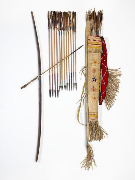 Chiricahua Apache quiver, bow and arrows Native American Bow, Apache Indian, Native American Legends, Native American Tattoos, Traditional Archery, Indian Artifacts, American Tattoos, Cowboys And Indians, Native American Artifacts