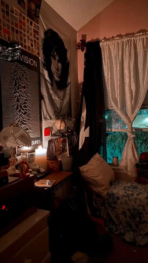 90s Punk Bedroom, 70s Rock Bedroom, 70s Room Bedrooms, Grunge Y2k Room, 70s Room Ideas, 70s Room Inspo, Punk Rock Bedroom Ideas, 80s Rock Room, Rock Bedroom Ideas