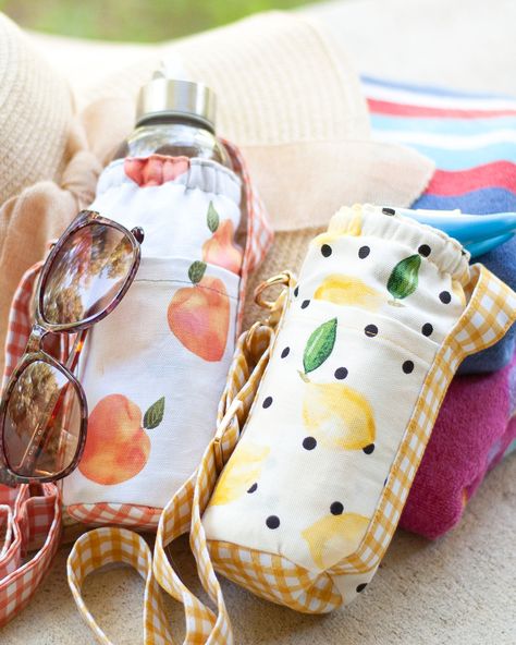 Coral is the ultimate water bottle holder designed to make your life easier while keeping your kids hydrated on-the-go! With this PDF sewing pattern, say goodbye to juggling water bottles and hello to hassle-free adventures. With Coral, your little ones can take charge of their own waters and have fun while doing so! Coral is specifically crafted to accommodate bottles with a diameter of around 3" — making it versatile and compatible with a wide range of water bottles. No need to worry about fin Sewing Pattern Bag, Sewing Machine Projects, Water Bottle Carrier, Water Bottle Holder, Bottle Carrier, Small Sewing Projects, Woven Fabrics, Water Bottle Holders, Easy Sewing Patterns