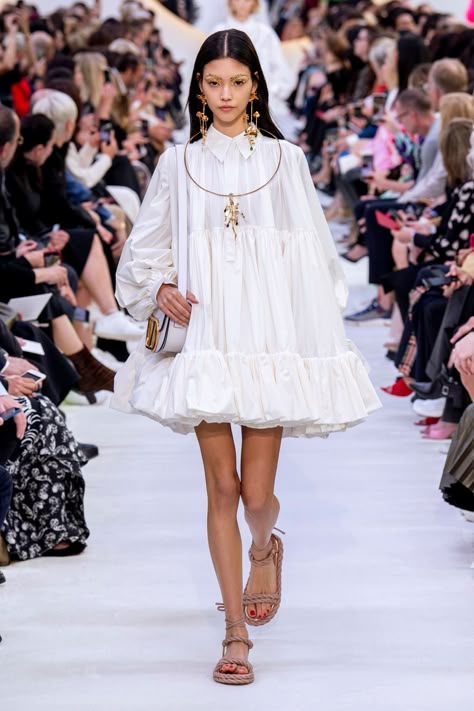 Ballet Inspired Fashion Runway, Ruffle Dress Runway, White Dress Fashion Show, Babydoll Dress Runway, Coquette Runway Looks, Milan Fashion Week Spring 2020, Valentino Fashion, Valentino Runway, Runway Fashion Couture