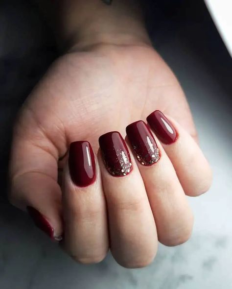 burgundy nails Dark Red Nails Short Design, Maroon Nail Ideas Burgundy, Maroon Nails Short, Maroon Nail Designs Burgundy, Burgundy Nails Acrylic Design, Red Party Nails, Dark Maroon Nails, Burgundy Nails Acrylic, Burgundy Nails With Gold