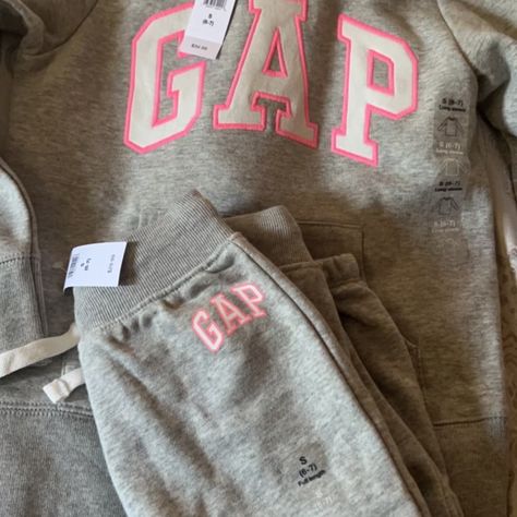 Brandnew Gap Joggersuit Size 6/7 Lil Girls Gap Sweat Set, Gap Tracksuit Outfit, Gap Set Outfit, Two Piece Sweat Suit Outfit, Gap Outfits Women, Gap Tracksuit, Christmas Wishlist Aesthetic, Sweat Suits Outfits, Cute Online Clothing Stores