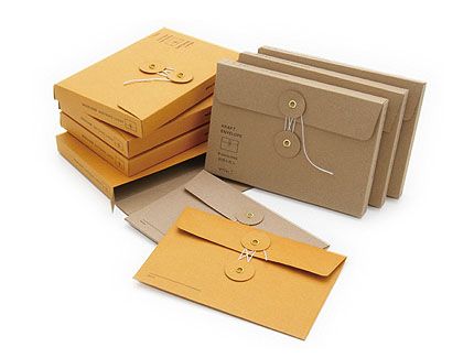 Feast your eyes on these gorgeous kraft envelope sets, travel journals and sticker labels by Midori Japan. Buch Design, Envelope Box, Instruções Origami, Envelope Art, Folder Design, 카드 디자인, Custom Envelopes, Gift Envelope, Envelope Design